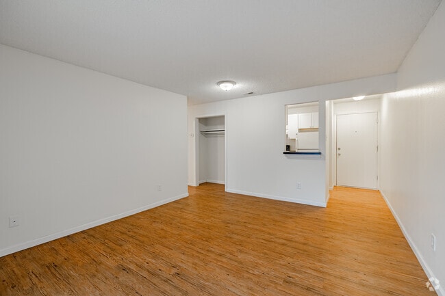1BR, 1BA - 505SF - Living Room