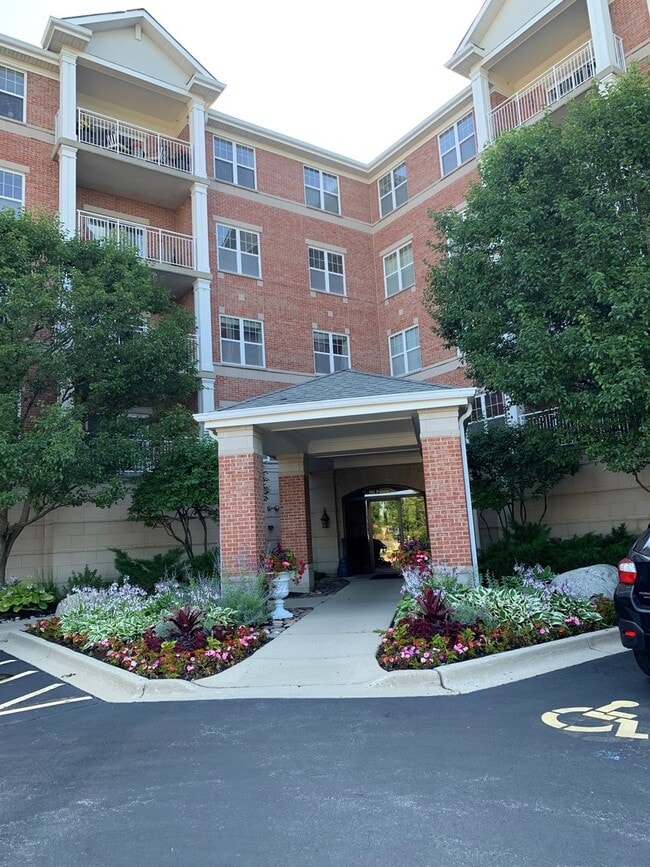 Building Photo - 101 Pointe Dr Unit 109