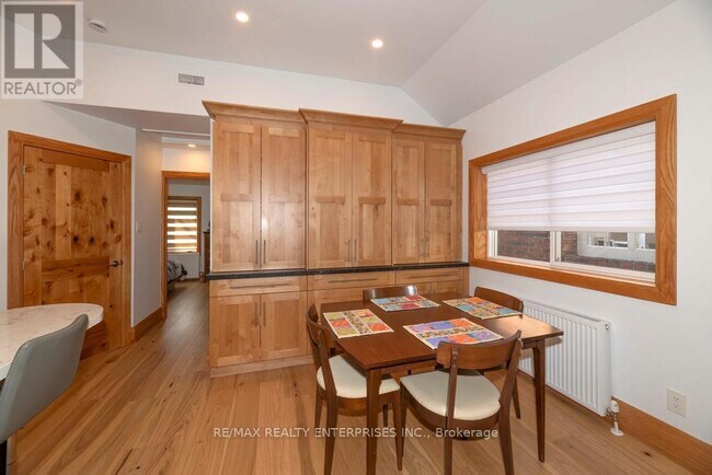 Photo - 837 Kingston Rd