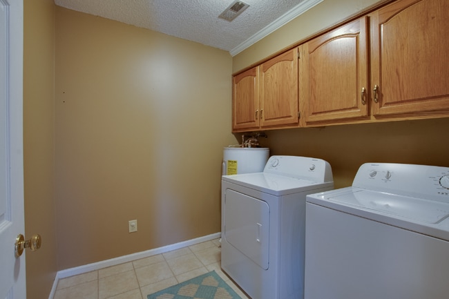 Photo - 413 Springview St SW