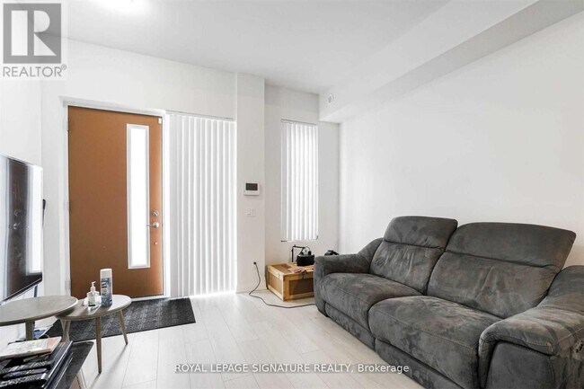 Photo - 1010 Portage Pkwy