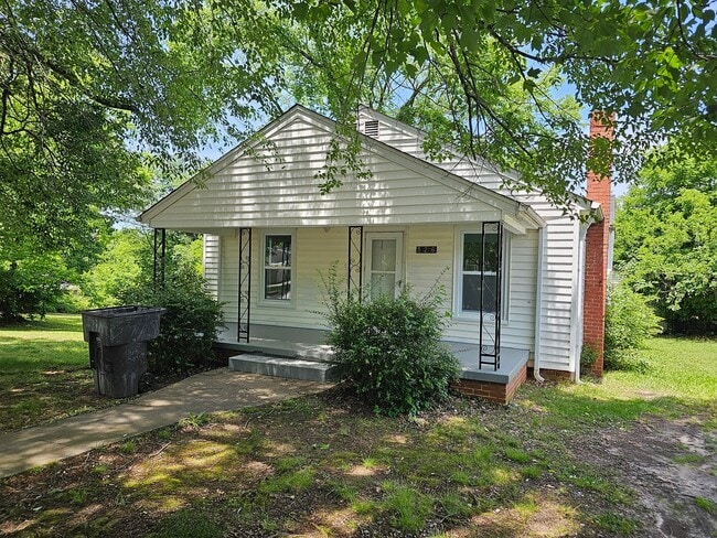 2BR with Living Room & Den! - 2BR with Living Room & Den! House