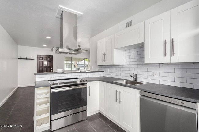 Building Photo - 749 E Montebello Ave Unit 228