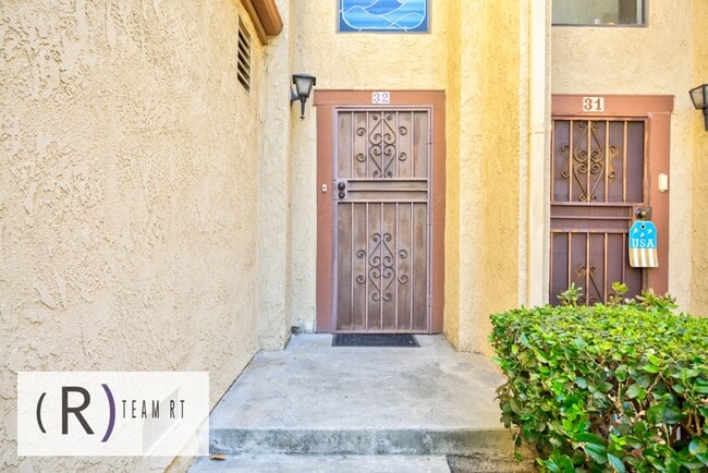 Building Photo - Charming Townhouse in a Gated Community