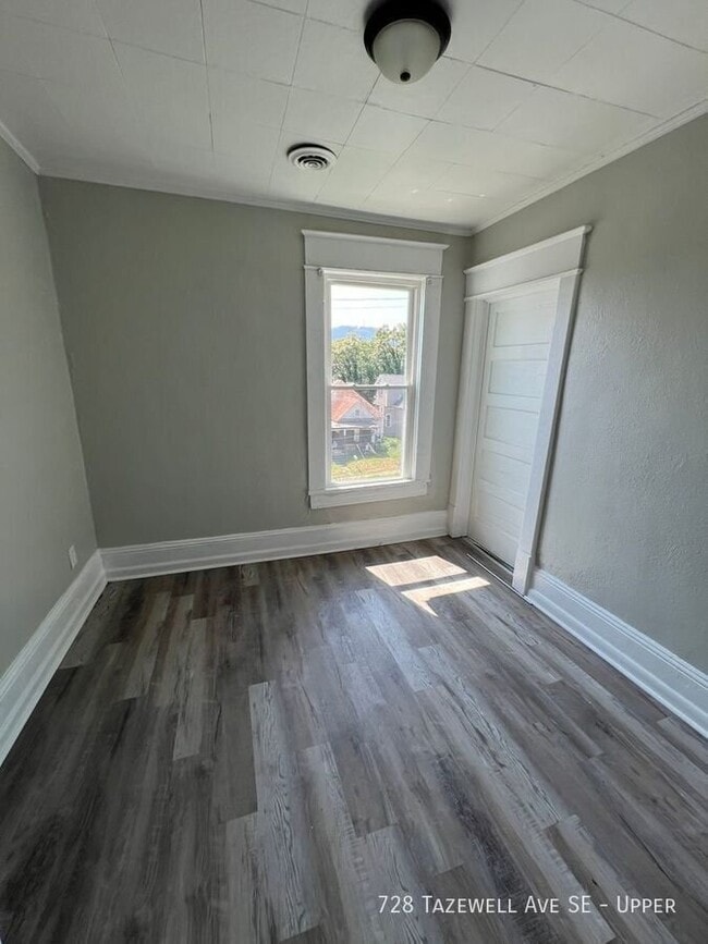 728 Tazewell Ave SE Unit Upper