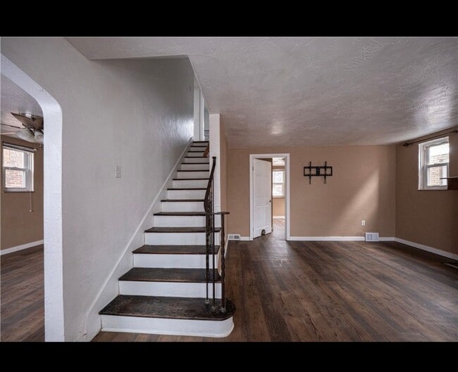 Photo - 924 James St