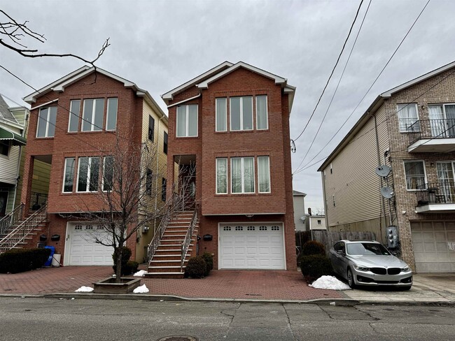 Building Photo - 108 Kearney Ave Unit 1