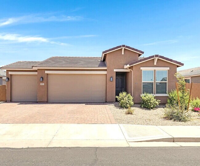 Building Photo - 4 BEDROOM RENTAL WITH 3 CAR GARAGE IN LOS PORTALES CASA GRANDE ARIZONA