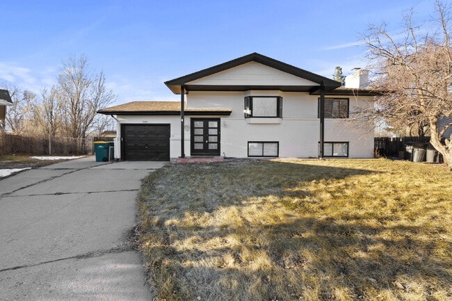 Building Photo - Spacious Split-Level Home with Beautiful Kitchen, Large Deck, and Fully Fenced Yard