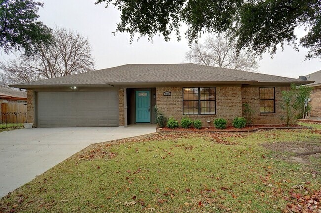 Building Photo - Super Nice 3-2-2 Brick Home!