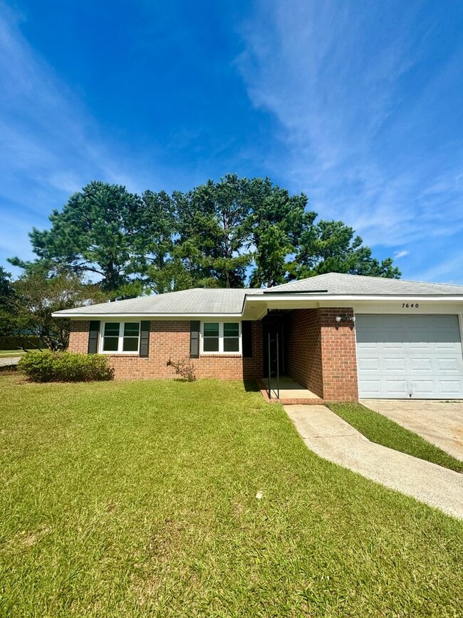 Building Photo - Charming three bedroom, two bathroom home in North Charleston!