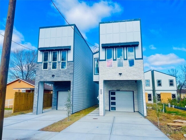 Photo - 7931 Fowlie St