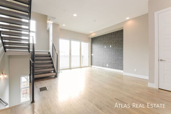 Photo - 2121 N Marion St