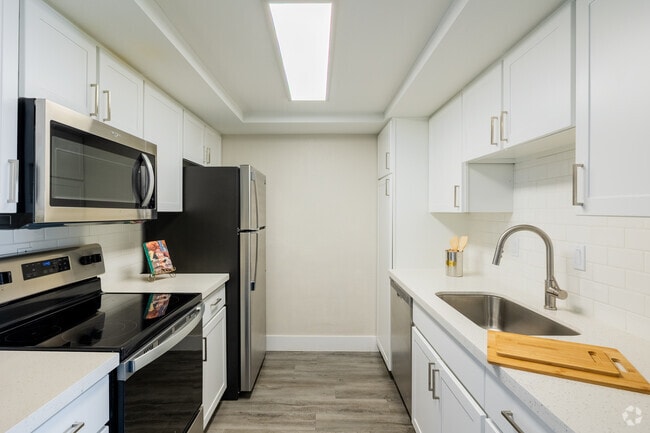 2BR, 2BA - 1,080SF - Kitchen