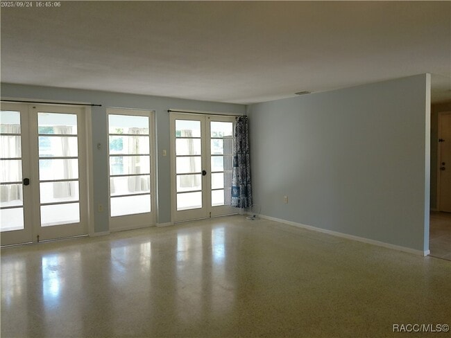 Photo - 1080 N Hollywood Cir