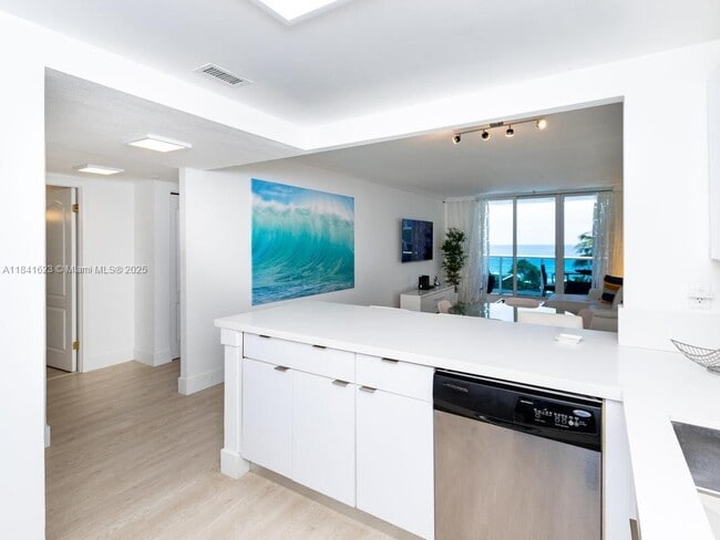 Photo - 2301 Collins Ave Unidad 625
