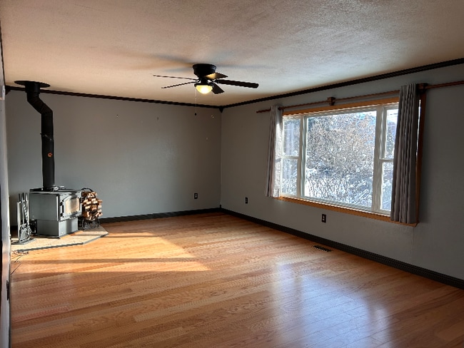 Photo - 822 12th St W