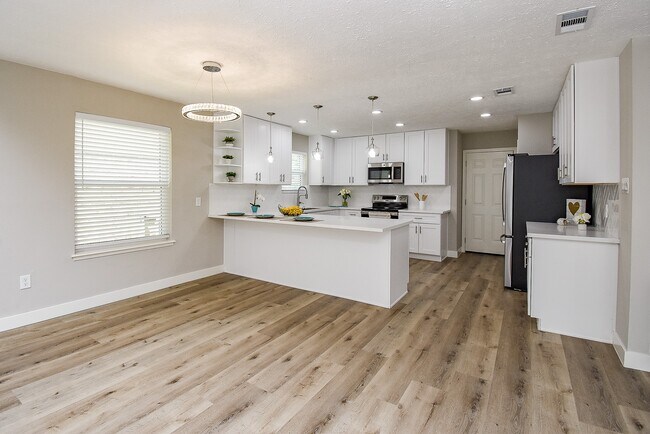 Photo - 2835 Colony Dr