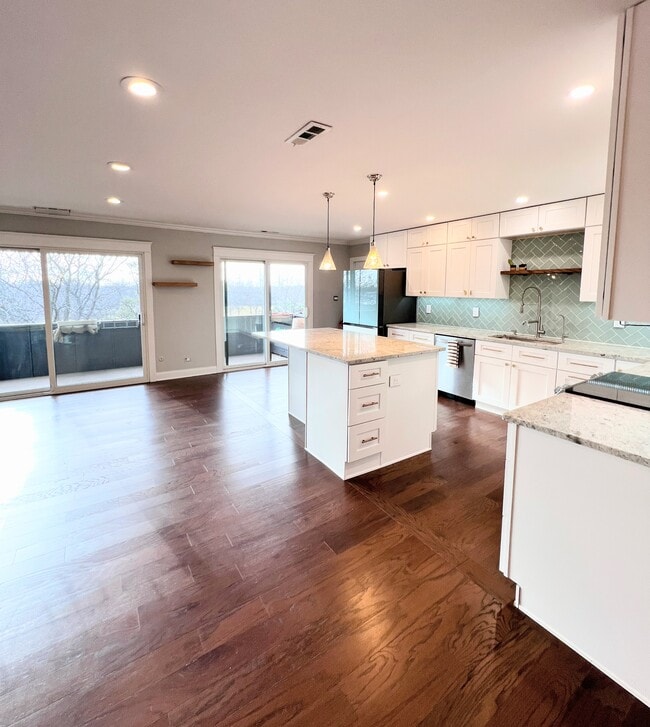 Photo - 9242 Gross Point Rd Unit 405