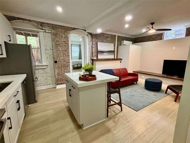 Photo - 685 Argonne Ave NE