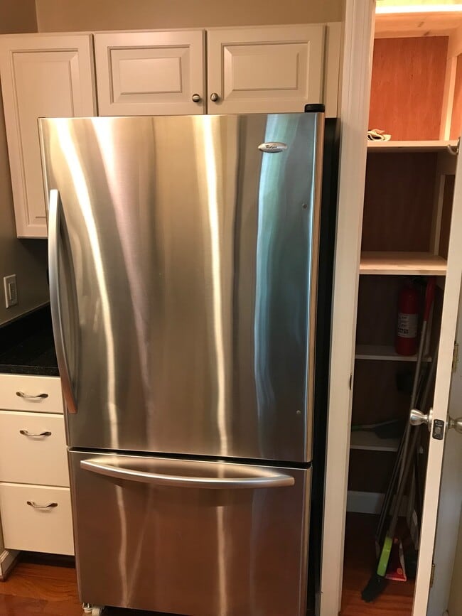 cocina y almacenamiento - 9044 Rhode Island Ave