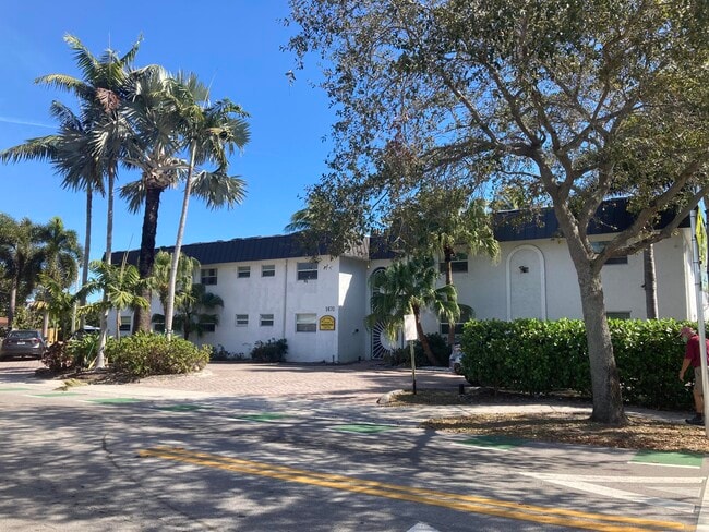 Building Photo - 1470 N Dixie Hwy Unit 16