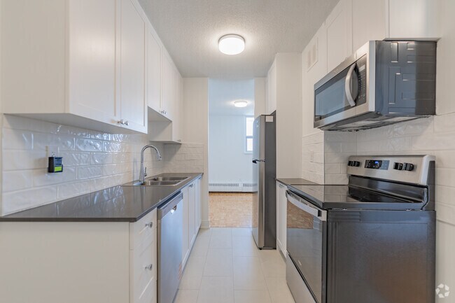 2BR, 1BA - 944SF - Kitchen