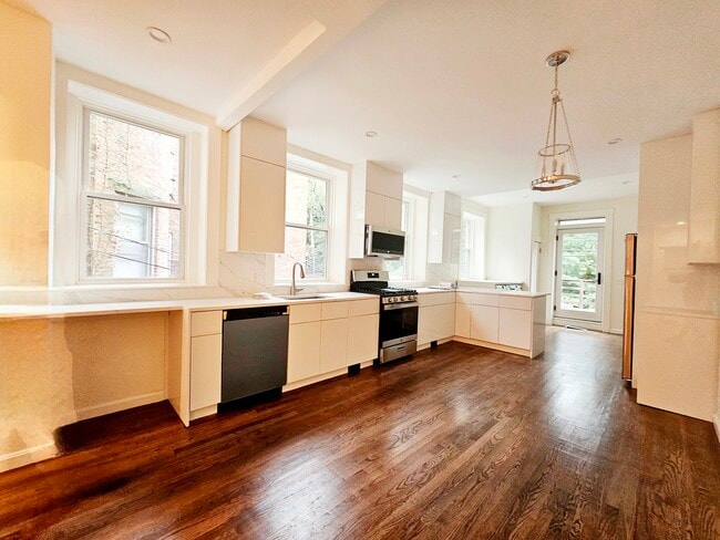 Photo - 1726 Beacon St