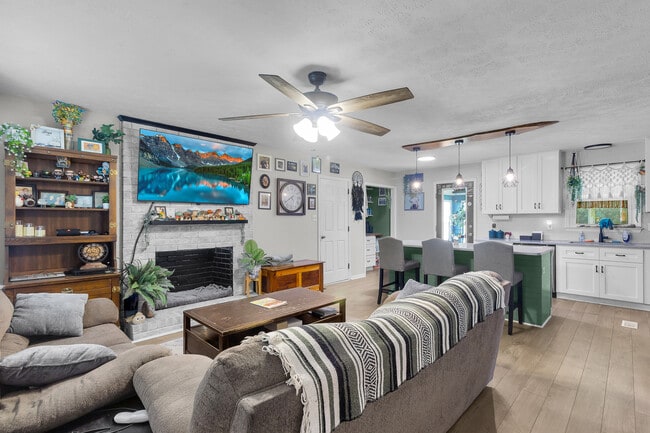 Photo - 529 W Grantham Rd
