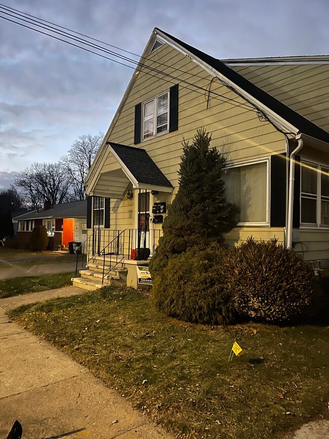 Building Photo - 1071 Van Velsen St Unit 3 downstairs