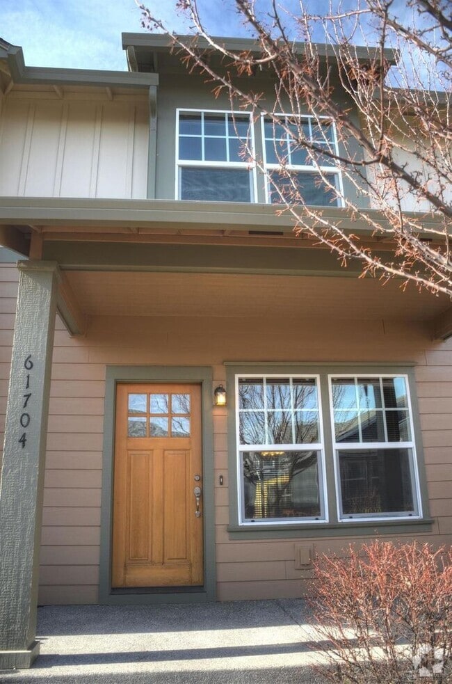 Building Photo - Darling Townhouse in Southeast Bend!