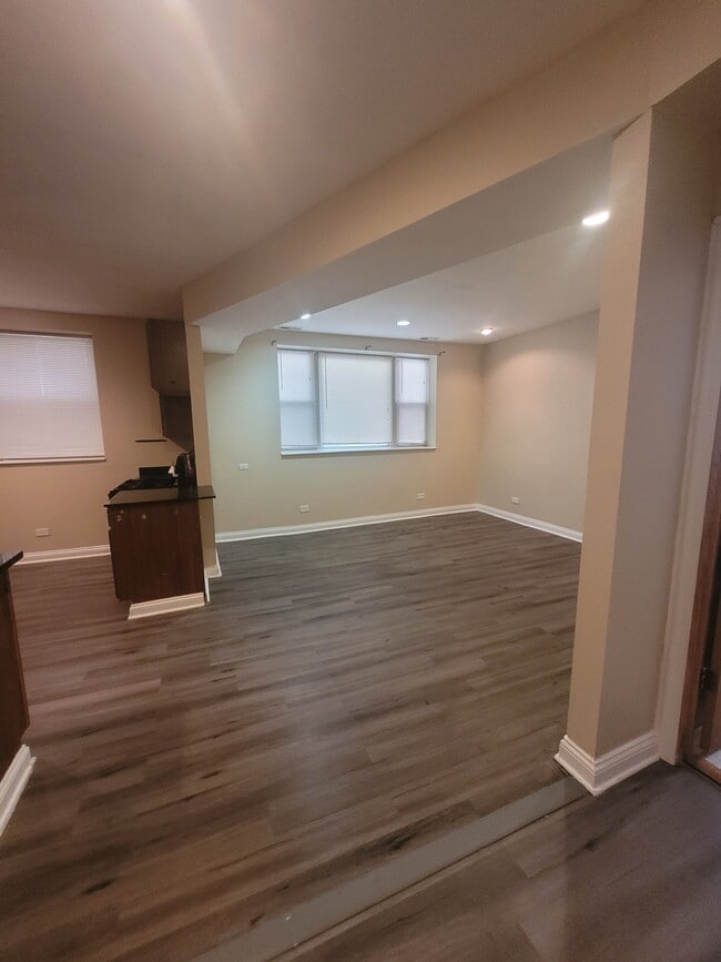Building Photo - 3439 W Belle Plaine Ave Unit G