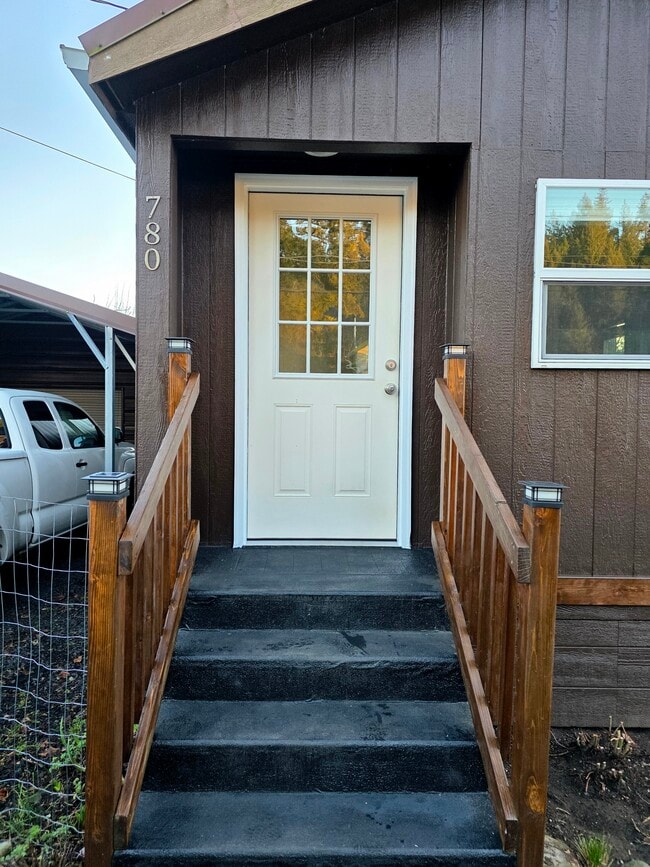 Photo - 780 NW Alder St