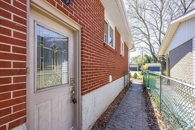 Photo - 942 Fletcher Valley Crescent