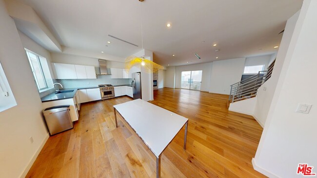 Photo - 1715 Armacost Ave Unidad 3