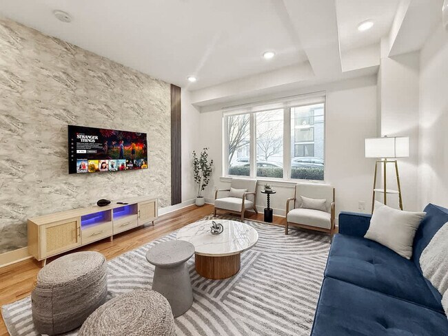 Photo - 236 W Thompson St Unit ID1055776P