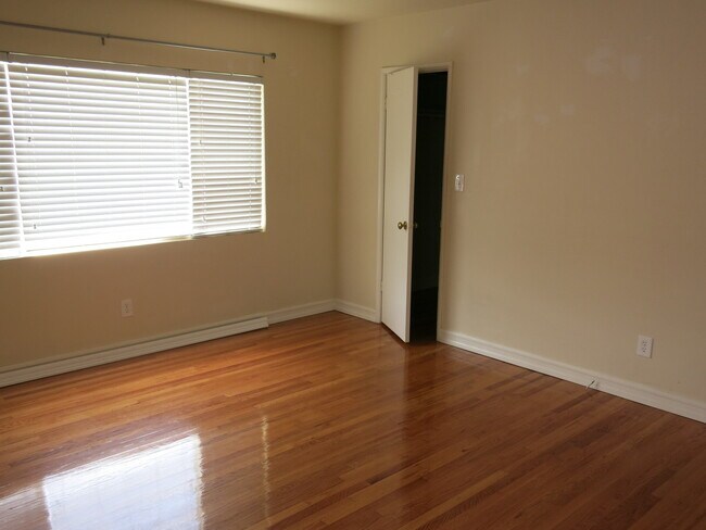 Photo - SDSU - 5 Bedrooms / 2 1/2  Bathrooms Large house in walking distance to SDSU - Perfect for two sm...