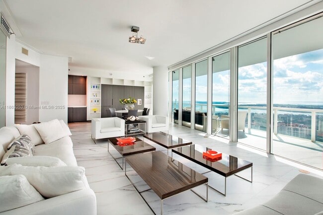 Building Photo - 100 South Pointe Dr Unit 3701 Rental