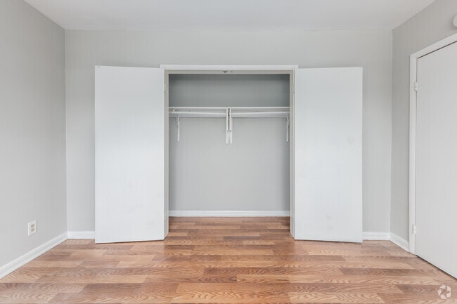 1BR, 1BA - 766SF - Closet