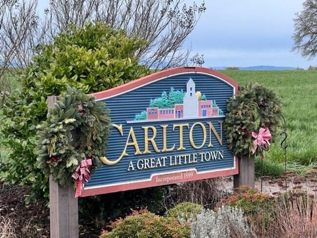 Building Photo - 2Bd/2Ba Upper Level Apartment Unit 17