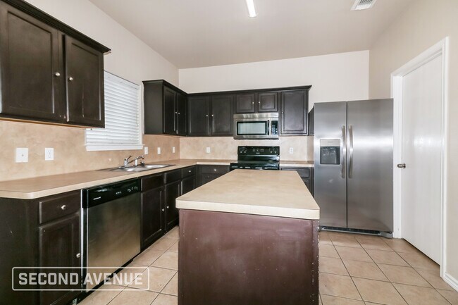 Photo - 3910 Annemasse St