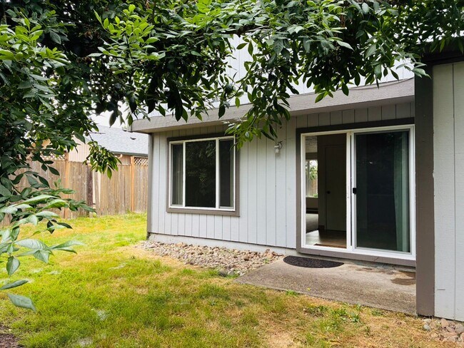 Photo - 933-937 NW Sequoia Ave