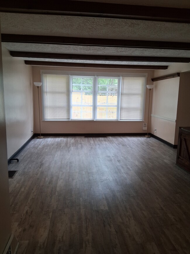 Sala de estar - 63 Edgewood Rd
