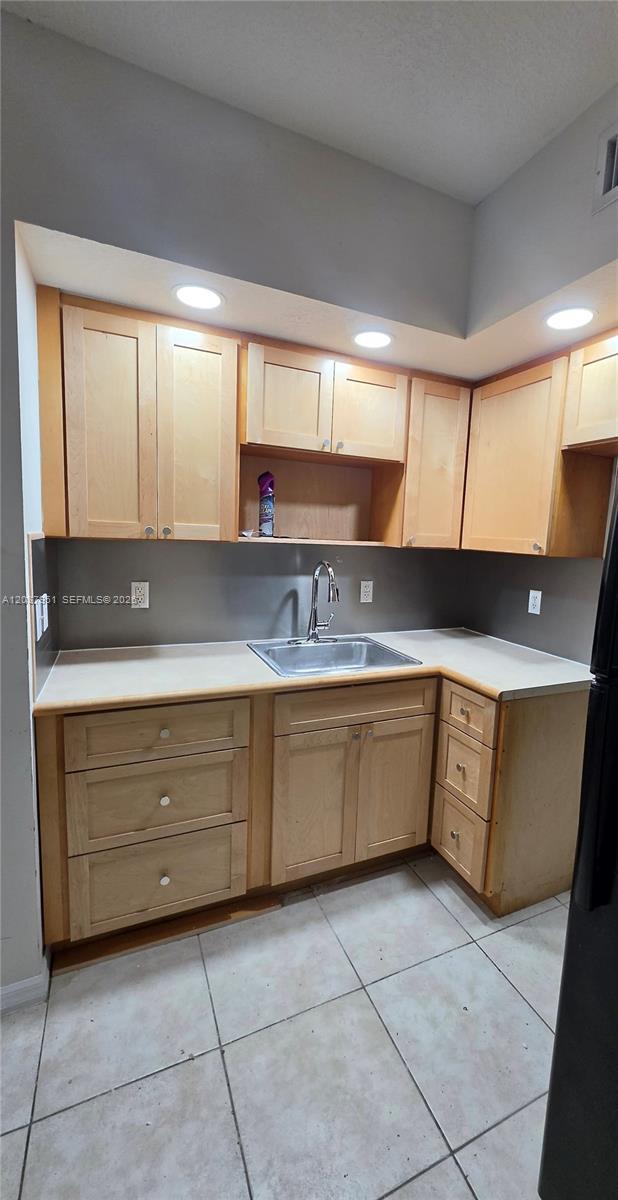 Building Photo - 2630 SW 28th St Unit 14