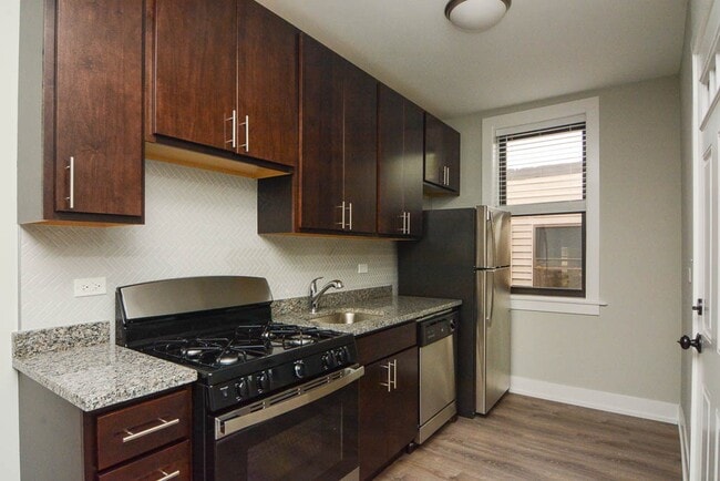 Building Photo - 729 W Brompton Ave Unit 57