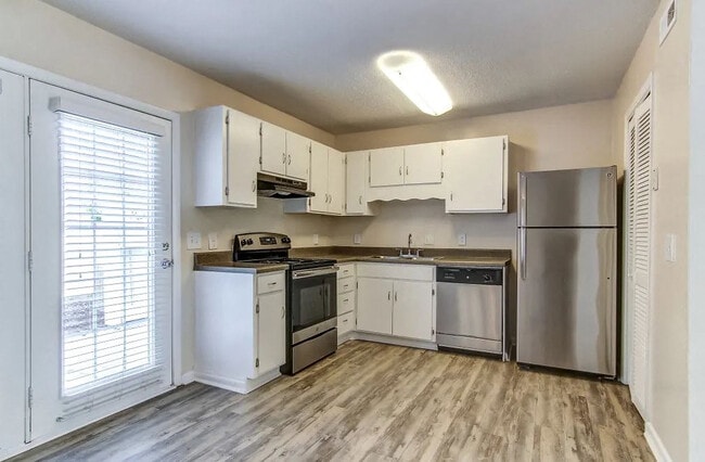 Canterbury Woods Townhome Kitchen - Canterbury Woods