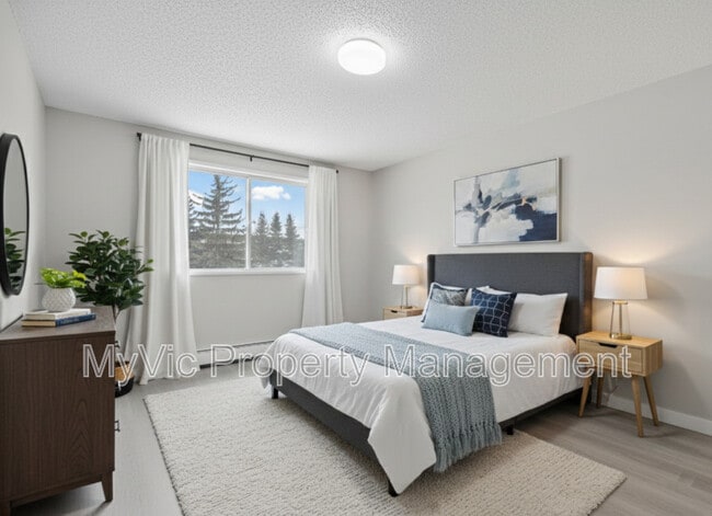 Building Photo - 10152-10158 158 St NW Unit One-Bedroom