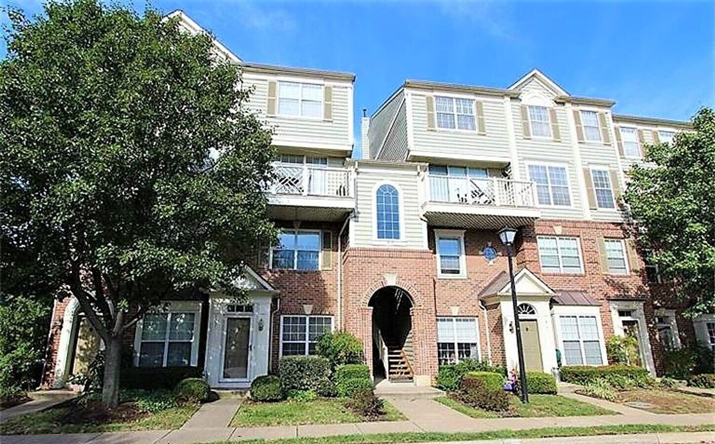Beautiful Top Floor 2 Level 2 Bed 2.5 Bath Condo In Sought After Kingsgate Community - Beautiful Top Floor 2 Level 2 Bed 2.5 Bath Condo In Sought After Kingsgate Community