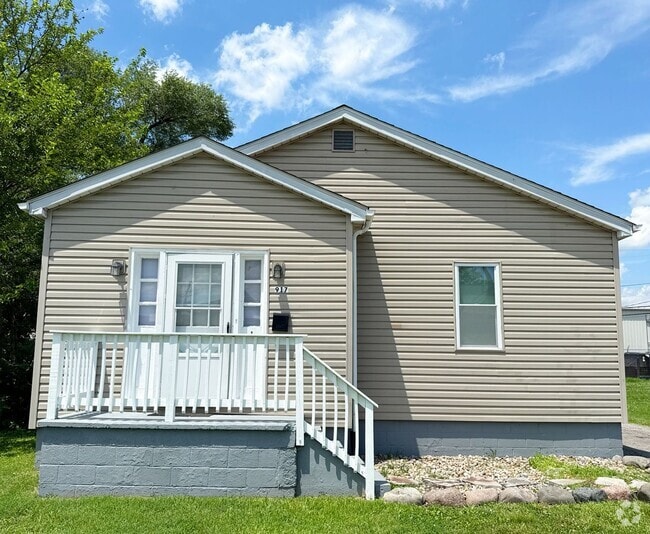 Building Photo - Move in Ready...917 Grand Ave, Madison, IL... Rental