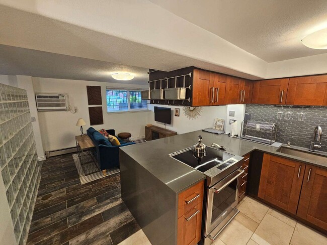 Building Photo - 1833 N Williams St Unit Apt 108